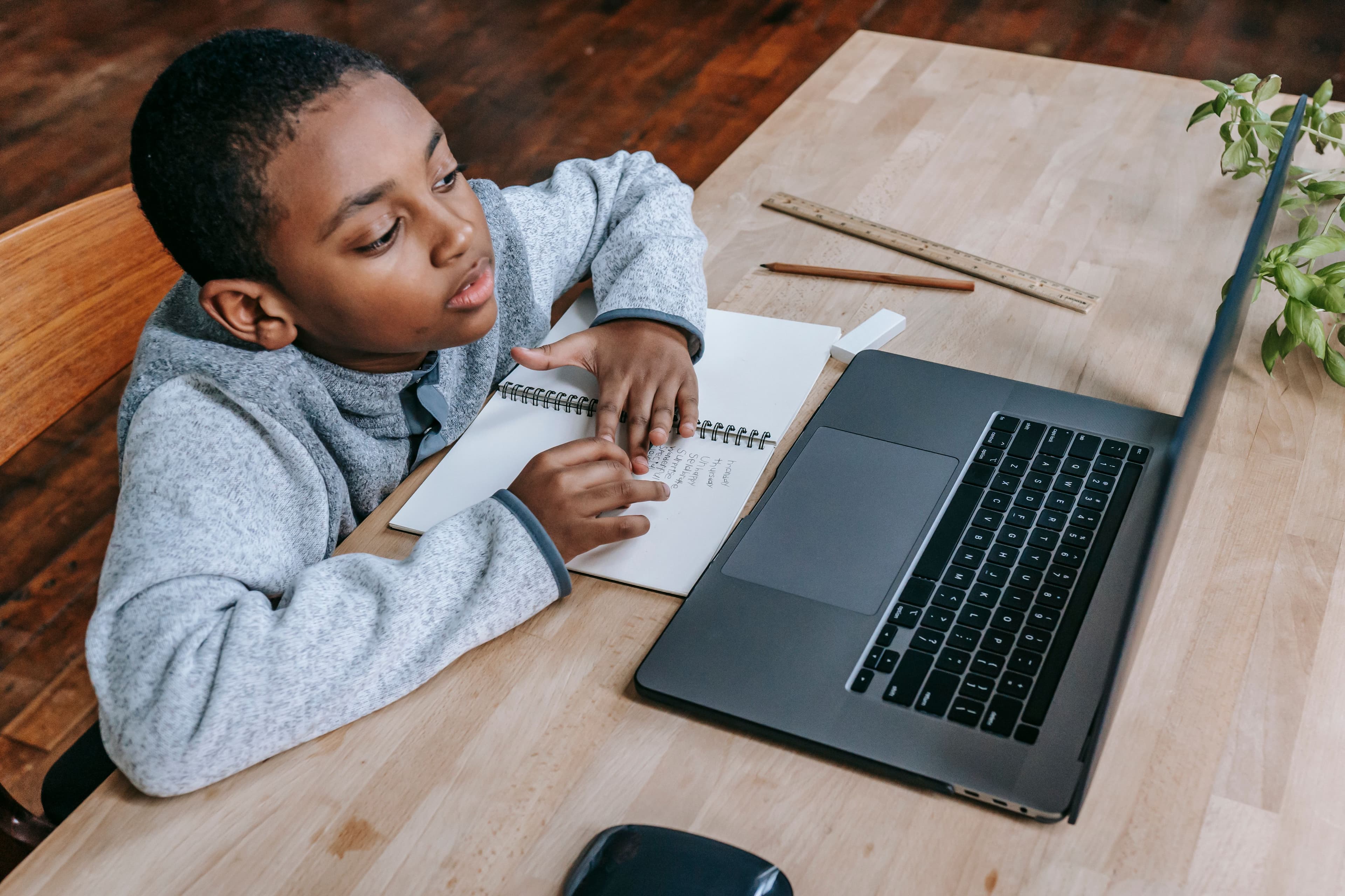 Enfants en situation d’apprentissage numérique avec DIGISAM Kid's